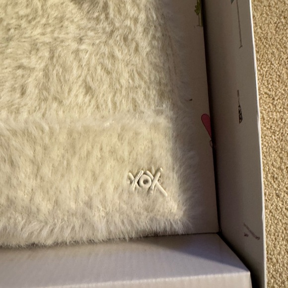 Betsey Johnson 4 piece Gift Set, (Crossbody Bag, Strap, Hat & Key Chain) NWT - Picture 5 of 13